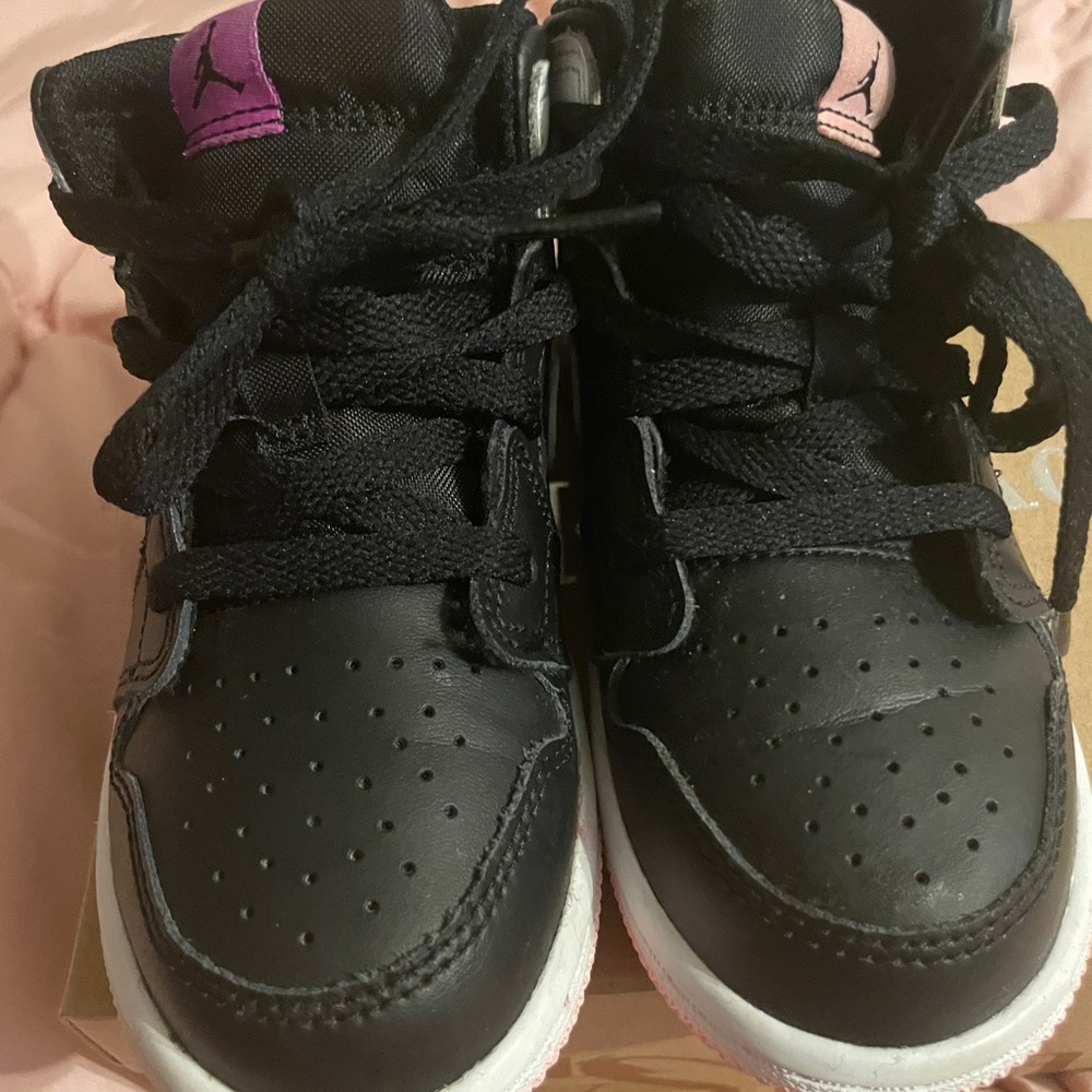 Jordan Mid 1s